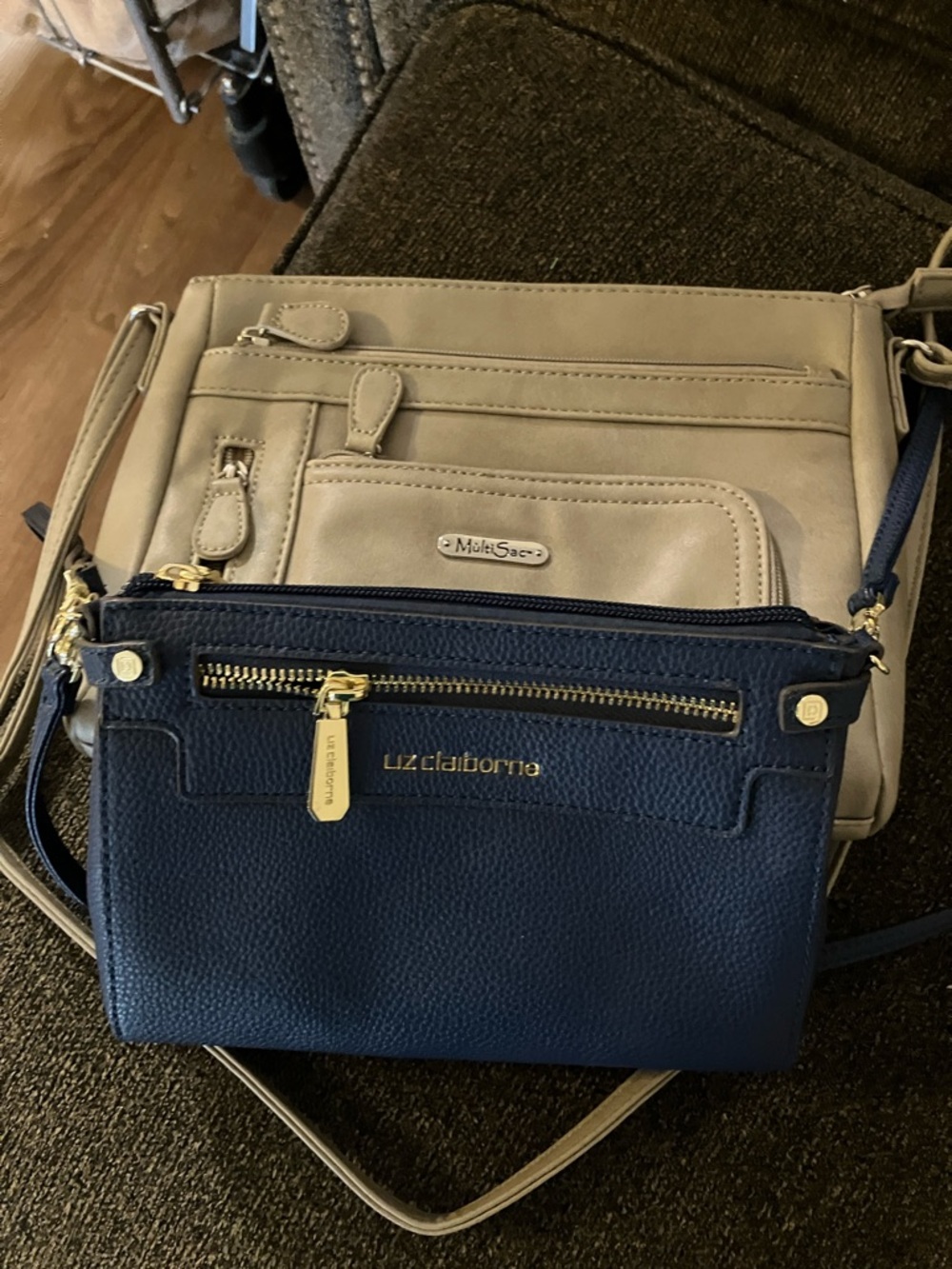 Liz Claiborne Navy Pebbled Crossbody with Gold Accents and beige multi sac